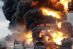 Hiện trường một vụ cháy nổ xe bồn . (Ảnh: YouTube/TTXVN)