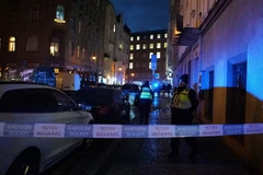 Cảnh sát phong tỏa gần hiện trường vụ nổ súng tại trường Đại học Charles ở Thủ đô Prague, Cộng hòa Séc, ngày 21/12/2023. (Ảnh: THX/TTXVN) 