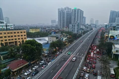 Các phương tiện di chuyển chậm trước đoạn đường vào khu vực khu đô thị Time City.(Ảnh: Tuấn Anh/TTXVN) 