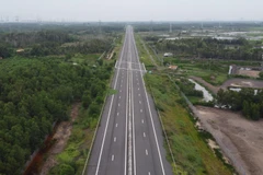 Tuyến cao tốc Bến Lức-Long Thành đoạn phía Đông, thuộc gói thầu A6, A7 đi qua địa bàn huyện Long Thành, Nhơn Trạch (Đồng Nai) đang được hoàn thiện để dự kiến thông xe tạm vào cuối tháng 11/2024. (Ảnh: Sỹ Tuyên/TTXVN)