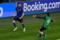 Tiền vệ Italy Jorginho (trái) ăn mừng chiến thắng cùng đồng đội trong trận bán kết EURO 2020 gặp Tây Ban Nha trên sân Wembley (Anh) ngày 6/7/2021. (Ảnh: AFP/TTXVN)