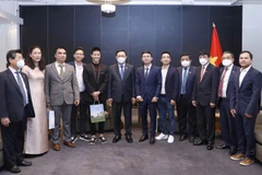 Chủ tịch Quốc hội Vương Đình Huệ chụp ảnh chung với các đại biểu. (Ảnh: Doãn Tấn/TTXVN)