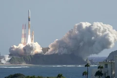 Tên lửa đẩy H2-A mang theo Tàu Đổ bộ thông minh thăm dò Mặt Trăng (SLIM) được phóng lên từ Trung tâm Vũ trụ Tanegashima, miền Nam Nhật Bản, ngày 7/9/2023. (Ảnh: Kyodo/TTXVN) 