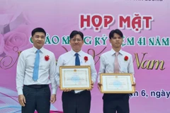 Lãnh đạo Bảo hiểm xã hội Thành phố Hồ Chí Minh tuyên dương, khen thưởng thầy hiệu trưởng và tập thể giáo viên Trường THCS Nguyễn Văn Luông, Quận 6. (Ảnh: TTXVN phát)