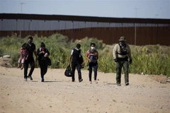 Lực lượng chức năng Mỹ bắt giữ người di cư bất hợp pháp vượt biên từ Mexico vào Mỹ tại Yuma, bang Arizona ngày 12/5/2021. (Ảnh: AFP/TTXVN) 