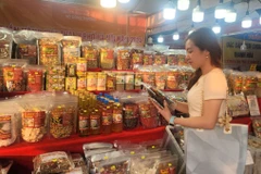 Một gian hàng trưng bày các sản vật vùng miền tại triển lãm. (Ảnh: Phương Anh/TTXVN)