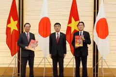 Viện nghiên cứu kinh tế ASEAN và Đông Á (ERIA) của Nhật Bản gửi lên Chủ tịch nước Võ Văn Thưởng và Thủ tướng Nhật Bản Kishida Báo cáo Tư vấn chính sách “Viet Nam 2045”. (Ảnh: Thống Nhất/TTXVN)
