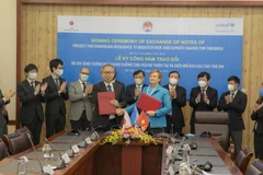 Đại sứ Nhật Bản và Trưởng đại diện UNICEF tại Việt Nam cùng ký công hàm Dự án tăng cường khả năng chống chịu rủi ro thiên tai và biến đổi khí hậu cho trẻ em tại trụ sở Bộ NN-PTNT sáng 17-11.(Nguồn: Unicef)