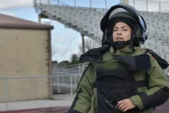 Nữ binh sỹ Kaitlyn Hernandez đã lập kỷ lục Guiness tại “Cuộc thi Chạy bộ trong bộ đồ xử lý bom mìn” của EOD.(Nguồn: Yahoo News)