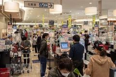 Người dân mua sắm tại một siêu thị ở Tokyo, Nhật Bản. (Ảnh: AFP/TTXVN) 