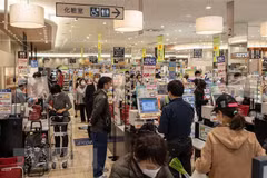 Người dân mua sắm tại một siêu thị ở Tokyo, Nhật Bản. (Ảnh: AFP/TTXVN) 