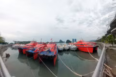 Tàu, thuyền các loại đã về các điểm tránh trú. (Ảnh: Thanh Vân/TTXVN)
