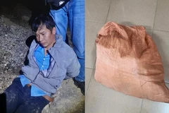 Lù A Mình và tang vật vụ án.(Nguồn: Báo Thanh Niên)