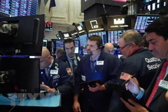 Giao dịch viên làm việc tại Sàn giao dịch chứng khoán New York, Mỹ. (Ảnh: AFP/TTXVN) 