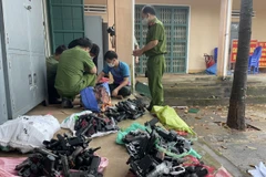 Phân loại số vũ khí, công cụ hỗ trợ để thanh lý, tiêu hủy theo quy định của pháp luật. (Ảnh: TTXVN)