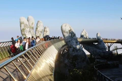 Khách đến tham quan Khu du lịch Bà Nà Hills của Đà Nẵng. (Ảnh: TTXVN) 