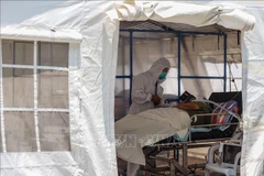 Bệnh nhân COVID-19 được điều trị tại khu cách ly của một bệnh viện ở Manila, Philippines. Ảnh minh họa. (Ảnh: AFP/TTXVN)