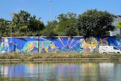 Các tác phẩm bích họa khổng lồ và tranh vẽ trên tường các tòa nhà, ở chân các cây cầu bê tông mang lại một nét đẹp độc đáo cho Street Art Avenue. (Ảnh: Thu Hà/TTXVN)