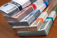 Đồng euro đang đối mặt với thêm nhiều khó khăn sau khi Chính phủ Pháp sụp đổ sau cuộc bỏ phiếu bất tín nhiệm. (Ảnh: AFP/TTXVN)