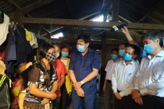 Đoàn công tác của Bộ Y tế do Thứ trưởng Đỗ Xuân Tuyên kiểm tra công tác phòng chống dịch bạch hầu tại xã Quảng Hòa, huyện Đắk Glong, tỉnh Đắk Nông vào tháng 6/2020. (Nguồn: Vietnam+)