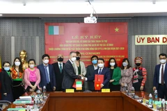 Bộ trưởng, Chủ nhiệm Ủy ban Dân tộc Hầu A Lềnh và Đại sứ Ireland tại Việt Nam John McCullagh ký kết Thỏa thuận tài trợ sửa đổi, bổ sung. (Ảnh: Nguyễn Điệp/TTXVN)