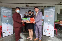 Chủ tịch VMBIZ Ngô Sỹ Tuyên (bên phải, ngoài cùng) và đại diện tập đoàn Blue Ocean (bên trái, ngoài cùng) trao quà cho lao động Việt Nam tại Johor. (Ảnh: VMBIZ cung cấp) 