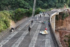 Thi công hạng mục đan thép mặt cầu để phục vụ thảm bê tông Cầu 74 đang được thi công. (Ảnh: Hữu Quyết/TTXVN) 