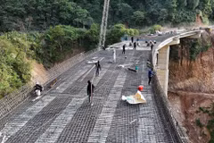 Thi công hạng mục đan thép mặt cầu để phục vụ thảm bê tông Cầu 74 đang được thi công. (Ảnh: Hữu Quyết/TTXVN) 