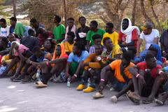 Người di cư trên đảo Lampedusa, Italy ngày 16/9/2023. (Ảnh: AFP/TTXVN)