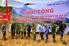 Đại biểu và nhân dân thực hiện nghi thức động thổ. (Ảnh: TTXVN)