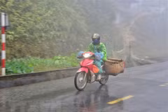 Người dân đi xe máy vận chuyển hàng hóa trong sương sớm, giá lạnh trên đỉnh đèo Pha Đin, Điện Biên. (Ảnh: Xuân Tiến/TTXVN) 