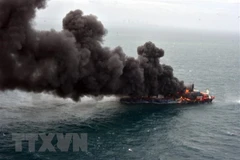 Khói bốc lên sau vụ cháy lớn trên tàu chở hàng X-Press Pearl ngoài khơi Sri Lanka, ngày 25/5/2021. (Nguồn: THX/TTXVN) 