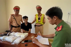 Đối tượng Trần Phước Dương cùng tang vật ma túy thu giữ.. (Nguồn: Nhân Dân)