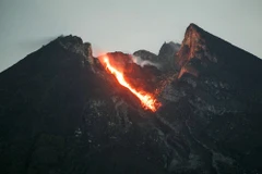 Núi lửa Merapi tại Indonesia "thức giấc" khiến người dân sơ tán gấp