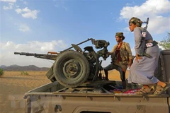Quân Chính phủ Yemen trong cuộc giao tranh với lực lượng Houthi. (Ảnh: AFP/TTXVN)