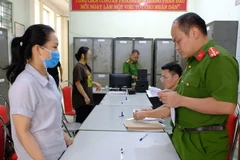 Cảnh sát bắt người có hành vi mua bán hóa đơn. (Ảnh: CACC)