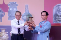 Bảo tàng Lịch sử Thành phố Hồ Chí Minh tiếp nhận hiện vật từ Hội Cổ vật Thành phố Hồ Chí Minh trao tặng. (Ảnh: Thu Hương/TTXVN)
