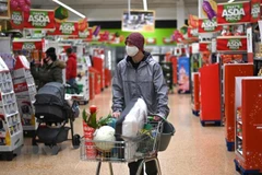 Người dân mua sắm tại một siêu thị ở London, Anh. (Ảnh: AFP/TTXVN) 