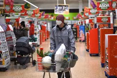 Người dân mua sắm tại một siêu thị ở London, Anh. (Ảnh: AFP/TTXVN) 