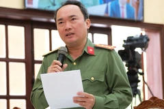 Đại tá Trương Minh Đương - giám đốc Công an tỉnh Lâm Đồng - trả lời chất vấn liên quan đến đấu tranh với tín dụng đen trên địa bàn tỉnh.( Nguồn: Báo Tuổi trẻ) 