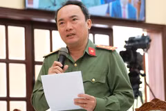 Đại tá Trương Minh Đương - giám đốc Công an tỉnh Lâm Đồng - trả lời chất vấn liên quan đến đấu tranh với tín dụng đen trên địa bàn tỉnh.( Nguồn: Báo Tuổi trẻ) 