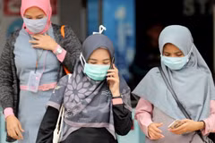 Người dân Indonesia đeo khẩu trang phòng chống dịch COVID-19. (Nguồn: EPA-EFE) 