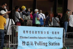 Người dân xếp hàng chờ bỏ phiếu tại Tòa thị chính Sha Tin ở Hong Kong, Trung Quốc. (Ảnh: THX/TTXVN)