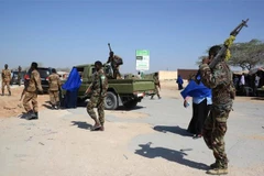 Binh sỹ Chính phủ Somalia tuần tra trên đường phố Mogadishu. (Ảnh: AFP/TTXVN)