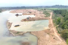Một khúc sông Con (Nghệ An) có nhiều mỏ khai thác cát sỏi. (Ảnh: Đ.T). 