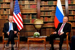 Tổng thống Mỹ Joe Biden (trái) và người đồng cấp Nga Vladimir Putin tại cuộc gặp ở Geneva, Thụy Sĩ ngày 16/6. (Ảnh: THX/TTXVN) 
