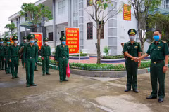 Đại tá Phạm Anh Chương- Phó chỉ huy trưởng Bộ đội Biên phòng tỉnh Cà Mau (phải) bày tỏ tin tưởng các cán bộ, chiến sỹ đi tăng cường sẽ hoàn thành xuất sắc nhiệm vụ. (Ảnh: Huỳnh Anh/TTXVN) 