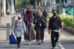 Người dân đeo khẩu trang phòng lây nhiễm COVID-19 tại Jakarta, Indonesia, ngày 19/8/2020. (Ảnh: THX/TTXVN) 