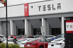 Một cửa hàng của Tesla tại Burbank, California, Mỹ. (Ảnh: AFP/TTXVN) 