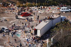 Cảnh hỗn loạn vì cướp bóc tại Durban (Nam Phi) vào ngày 14/7. (Ảnh: Reuters)